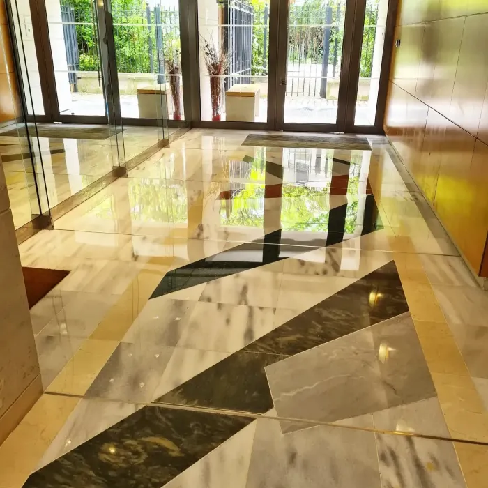 Résultat avant/après d'une cristallisation de marbre dans un hall d'entrée luxueux