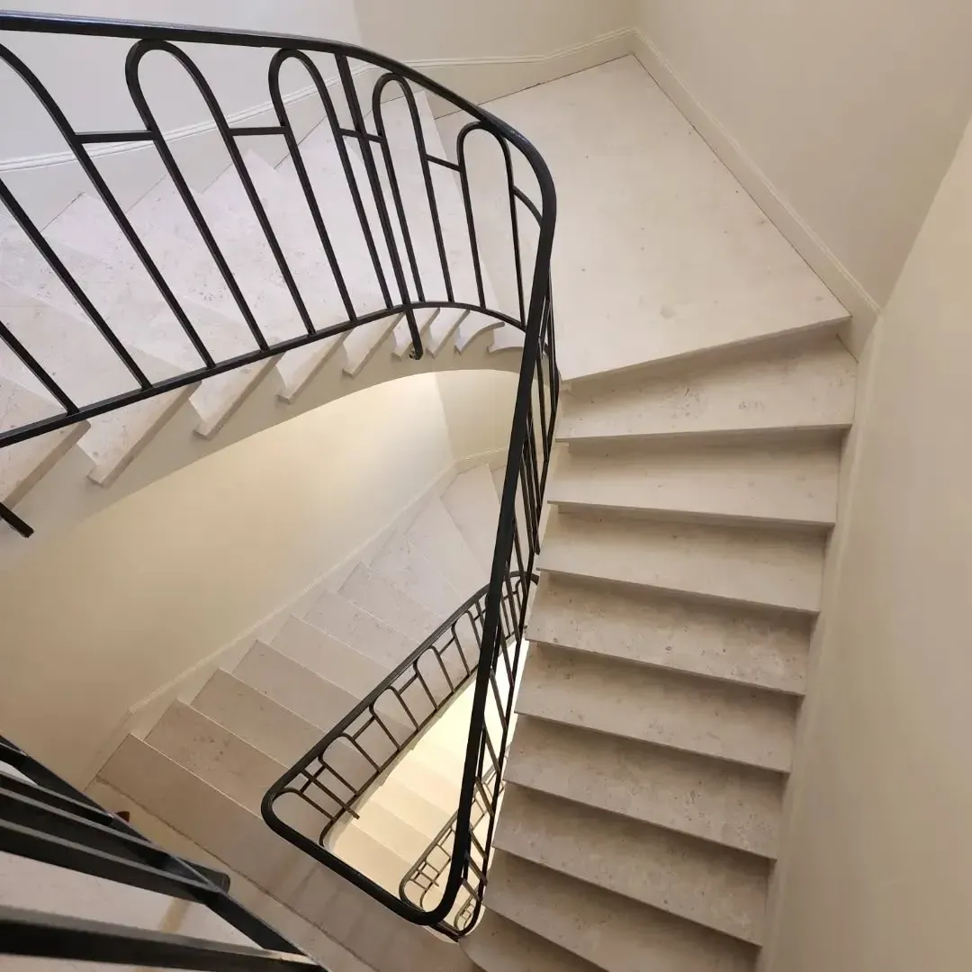 Escalier en marbre rénové à Antony, marches brillantes et propres après notre intervention.